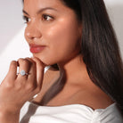 Valentina oval diamant halo forlovelsesring med hvid safir
